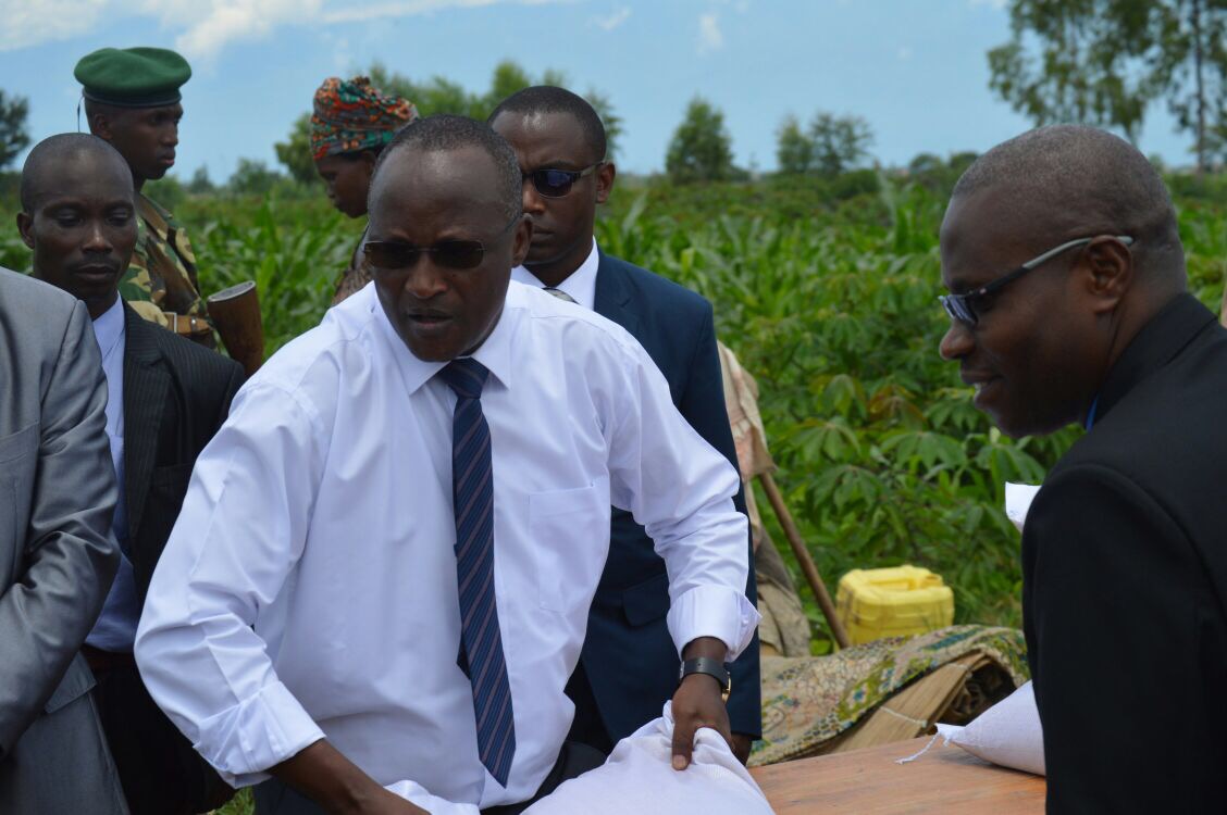 S.E Gaston Sindimwo rend visite aux sinistrés de Buterere