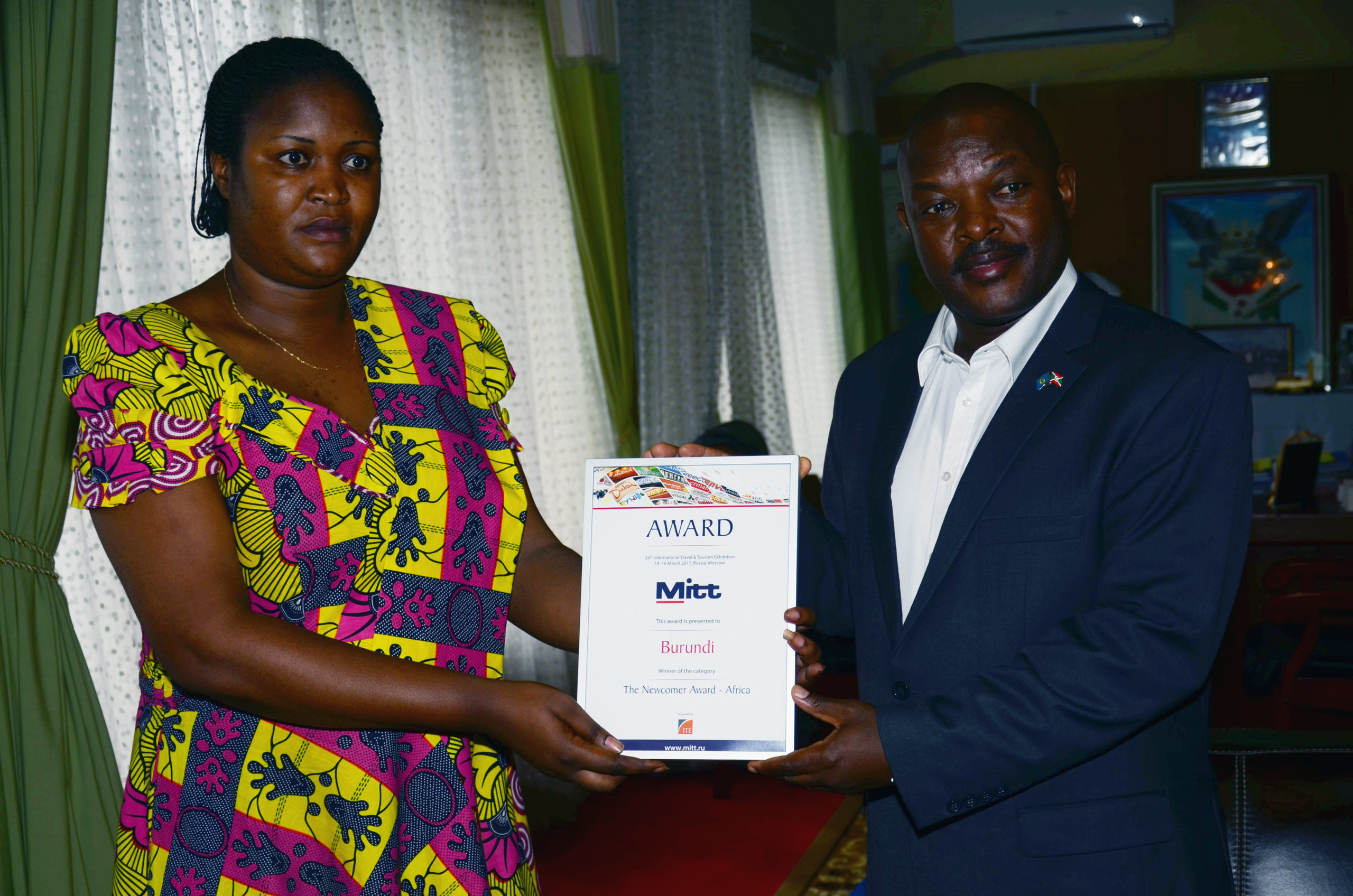 Le Président Pierre Nkurunziza reçoit le Prix « The Newcomer Award-Africa » décerné au Burundi lors d’une Foire Internationale organisée à Moscow en Russie