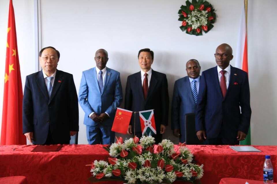 S.E Li Yuanchao rencontre les deux Vice-Présidents de la République du Burundi