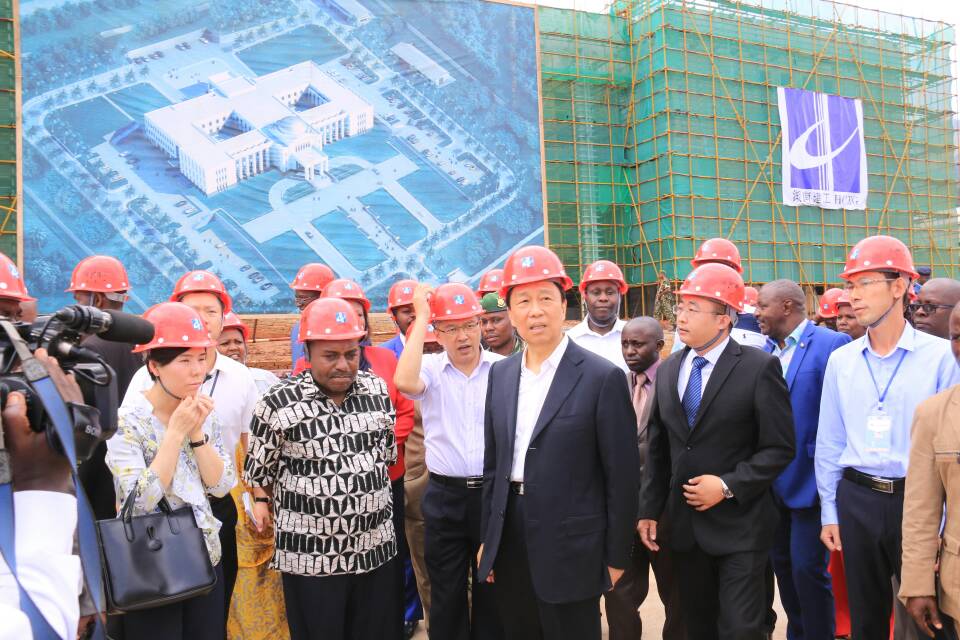 SE LI Yuanchao visite des réalisations chinoises au Burundi