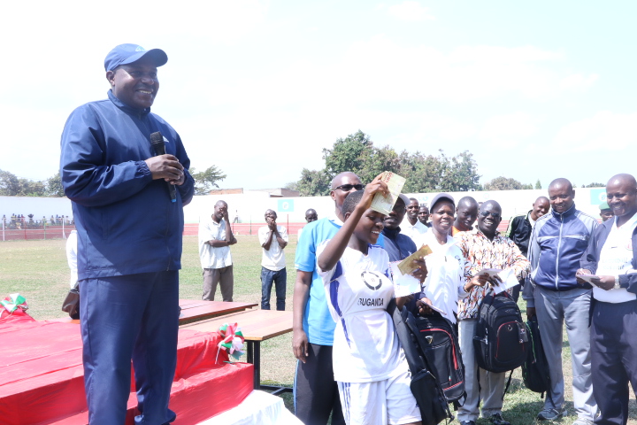 Le Deuxième Vice-Président de la République prime les meilleurs athlètes en province de Cibitoke
