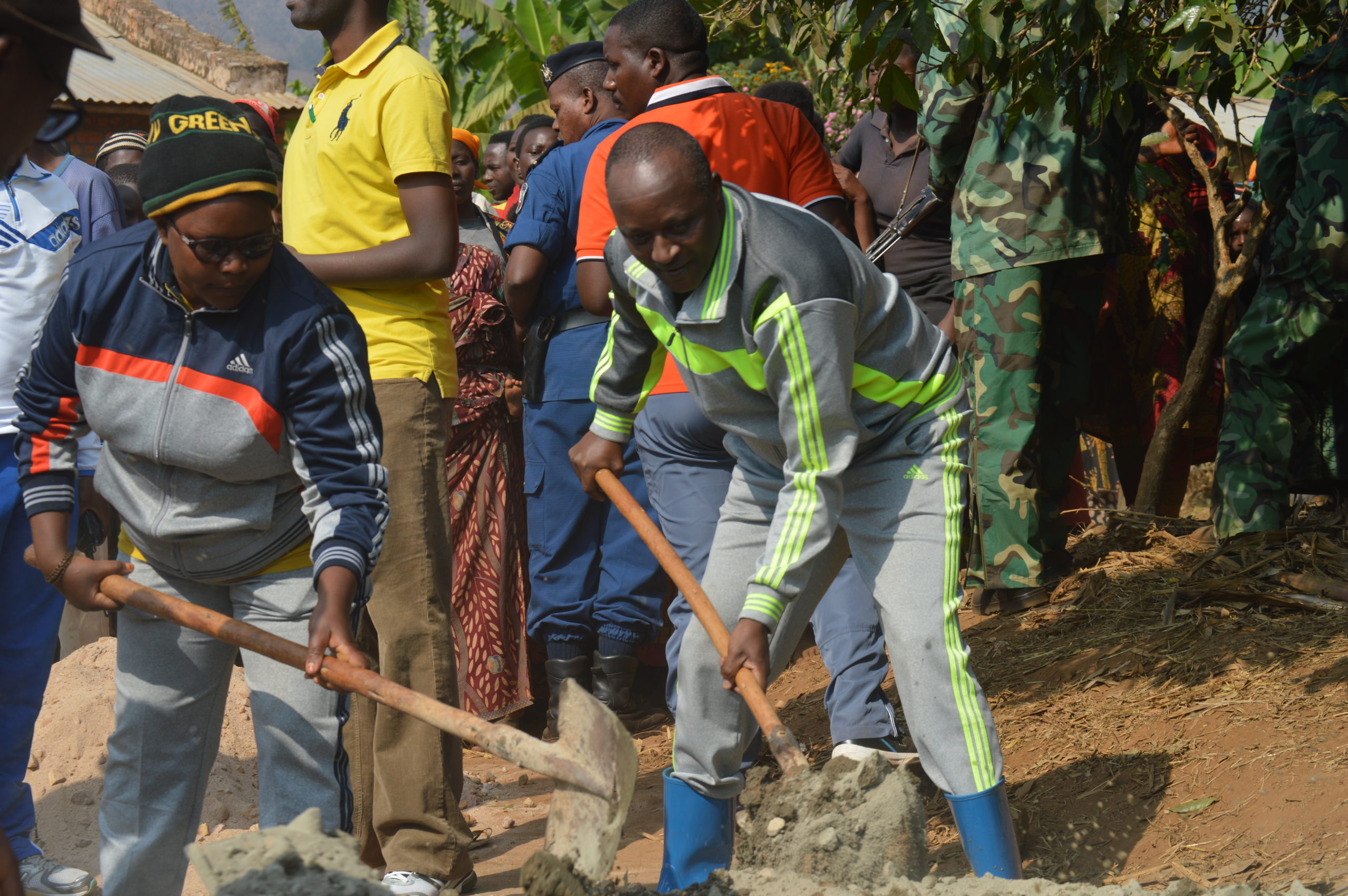 Son Excellence le Premier Vice-Président de la République dans les travaux de développement communautaire en commune Bukirasazi