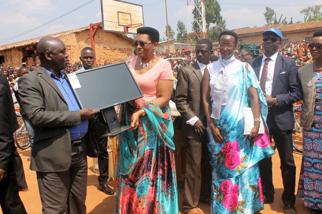 La Première Dame Denise Nkurunziza a remis officiellement les équipements aux jeunes