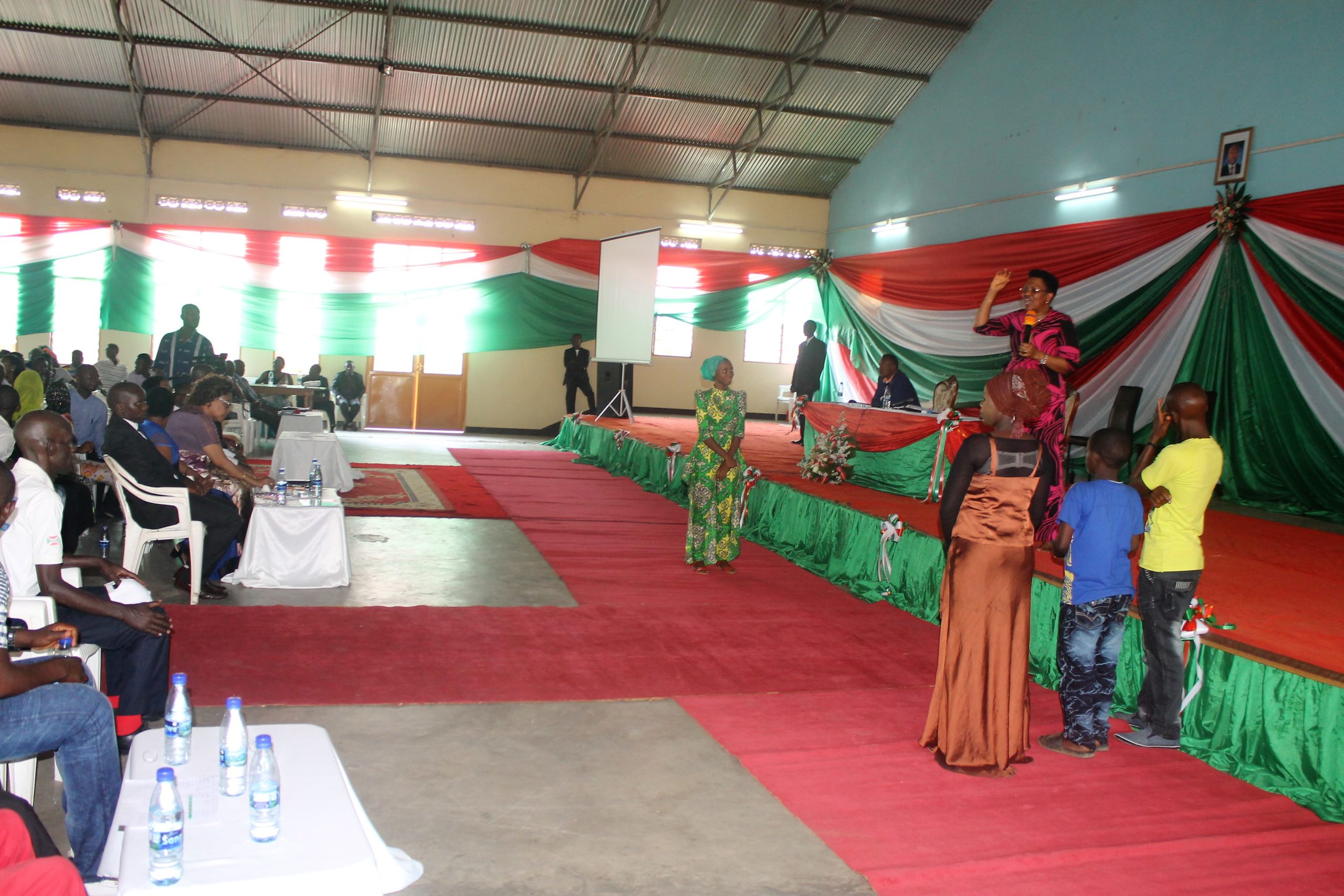 La Première Dame Denise NKURUNZIZA donne des enseignements aux jeunes de la Commune Mukaza en vacances