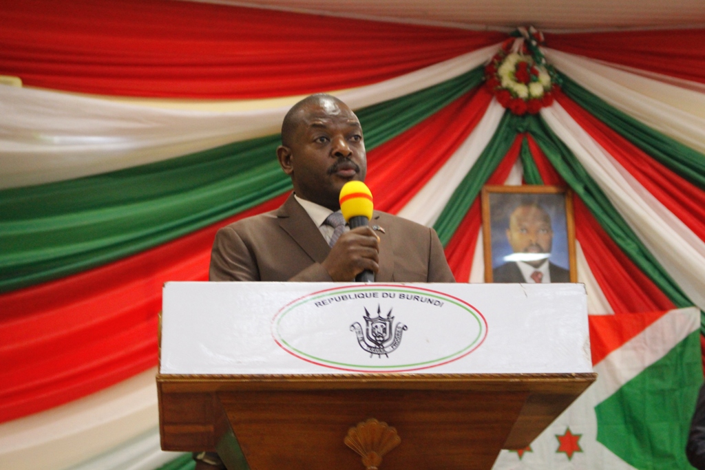 Son Excellence Pierre Nkurunziza à Mukaza avec les natifs
