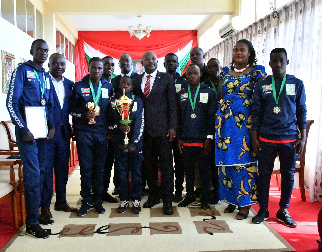 Son Excellence Pierre NKURUNZIZA reçoit l’équipe de football des enfants de la rue ayant remporté la compétition en Russie