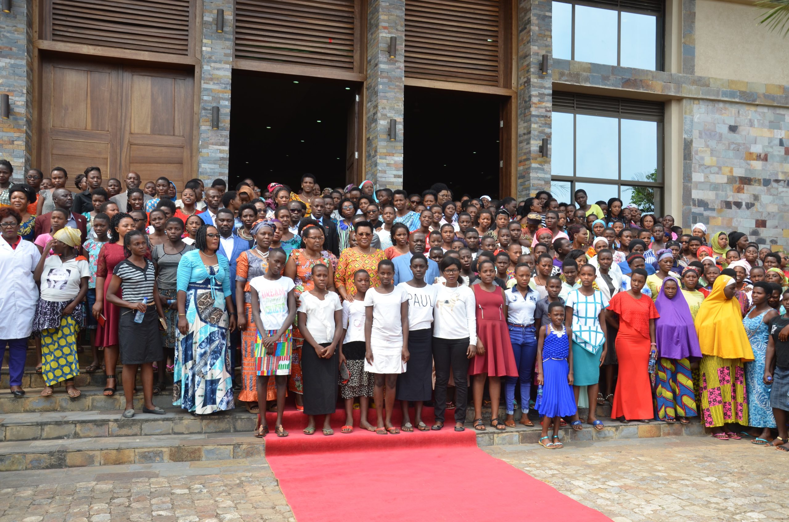 La Première Dame s’entretient avec les jeunes filles de la commune Ntahangwa