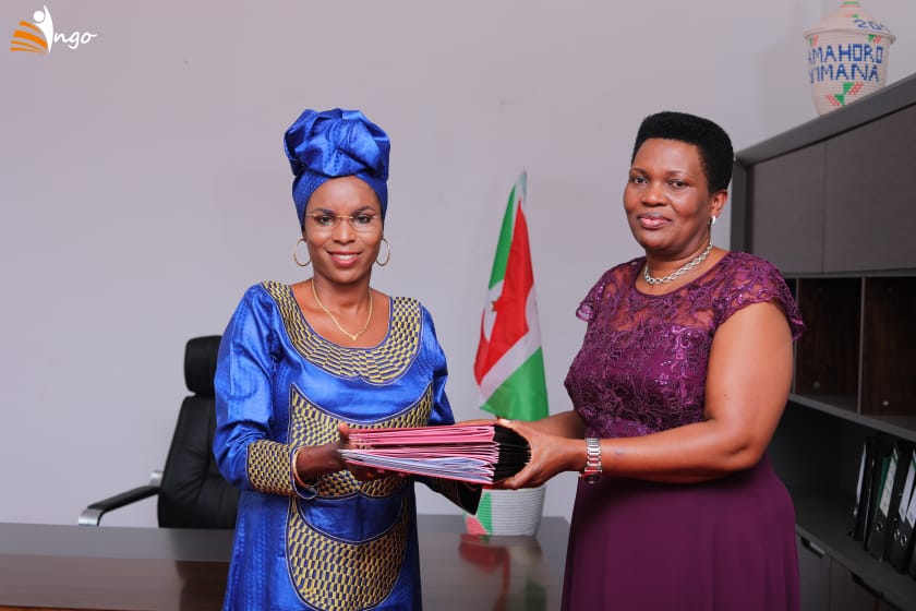 Remise et reprise entre S.E Angeline Ndayishimiye et S.E Dénise Bucumi Nkurunziza