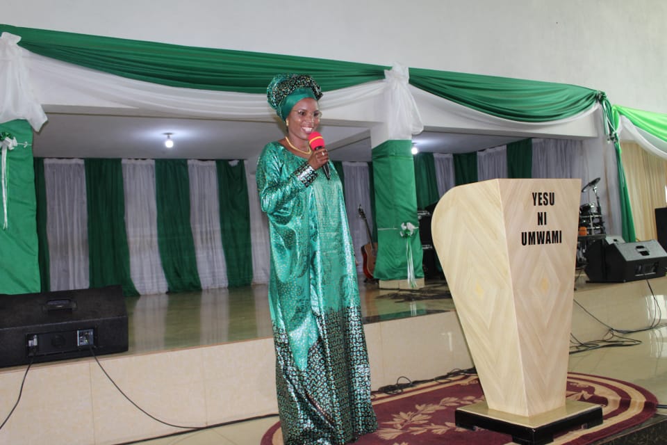 La Première Dame du Burundi anime un séminaire pour les jeunes à Ngozi