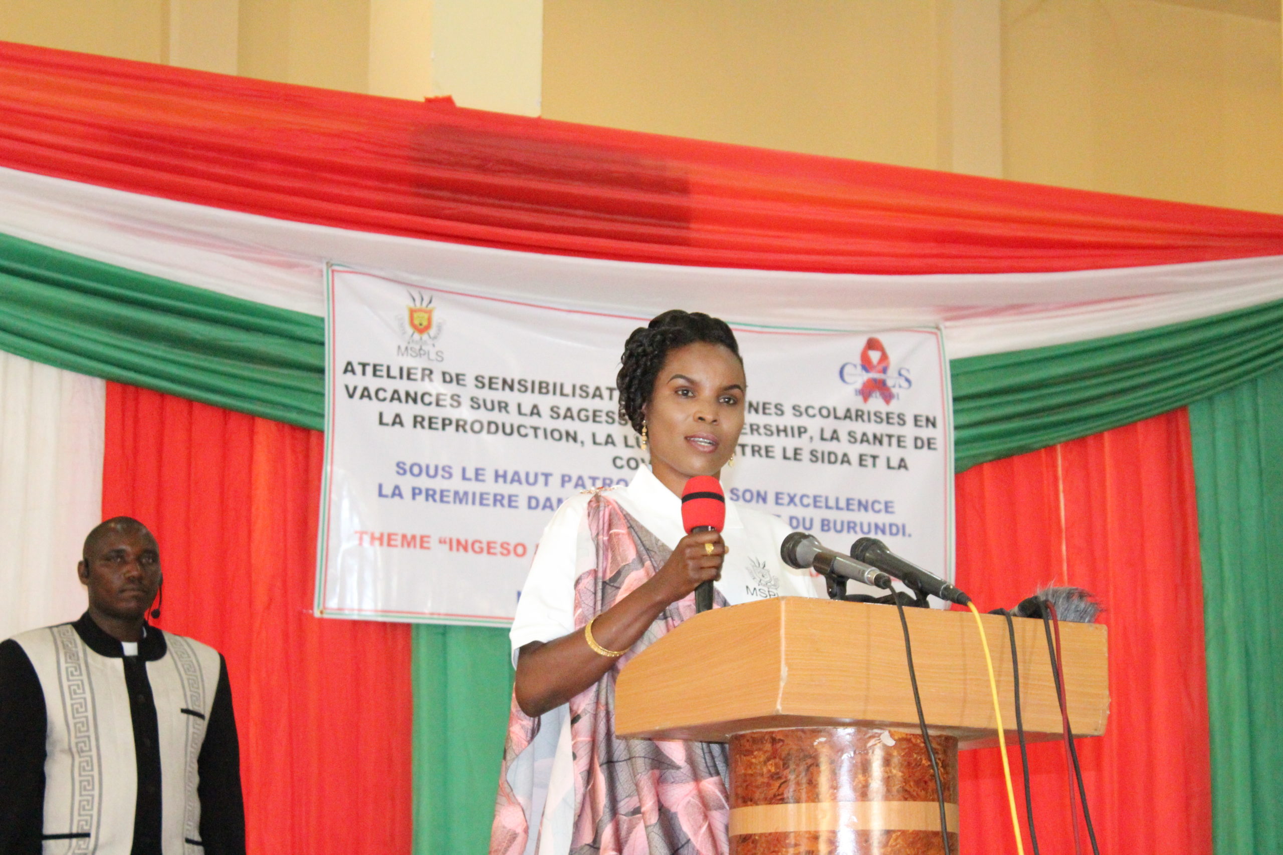 La Première Dame du Burundi rencontre les jeunes, en vacances, de la commune Ntahangwa
