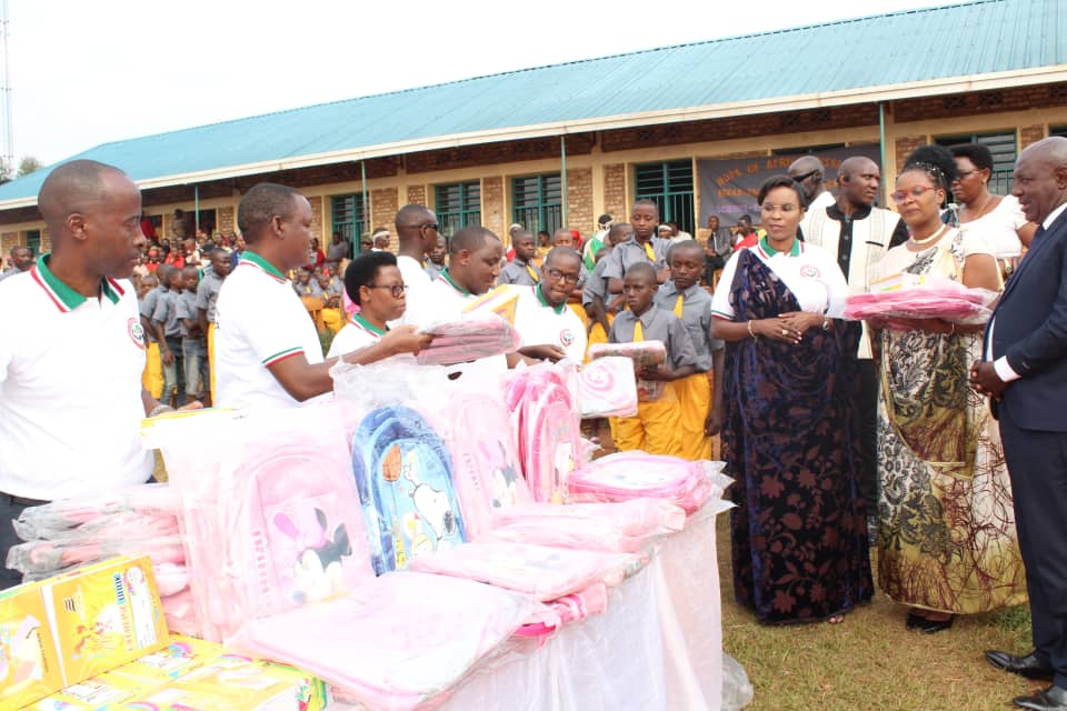 La Première Dame apporte une assistance à l’Ecole «Asante Primary School »