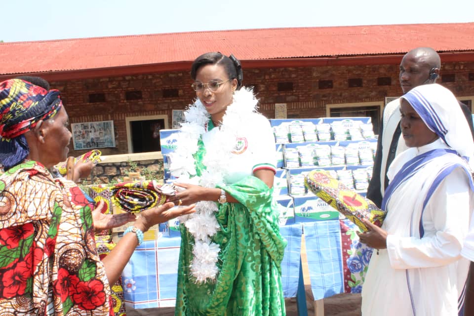 La Première Dame assiste les orphelins et femmes âgées du Centre des Missionnaires de la Charité de Giteranyi
