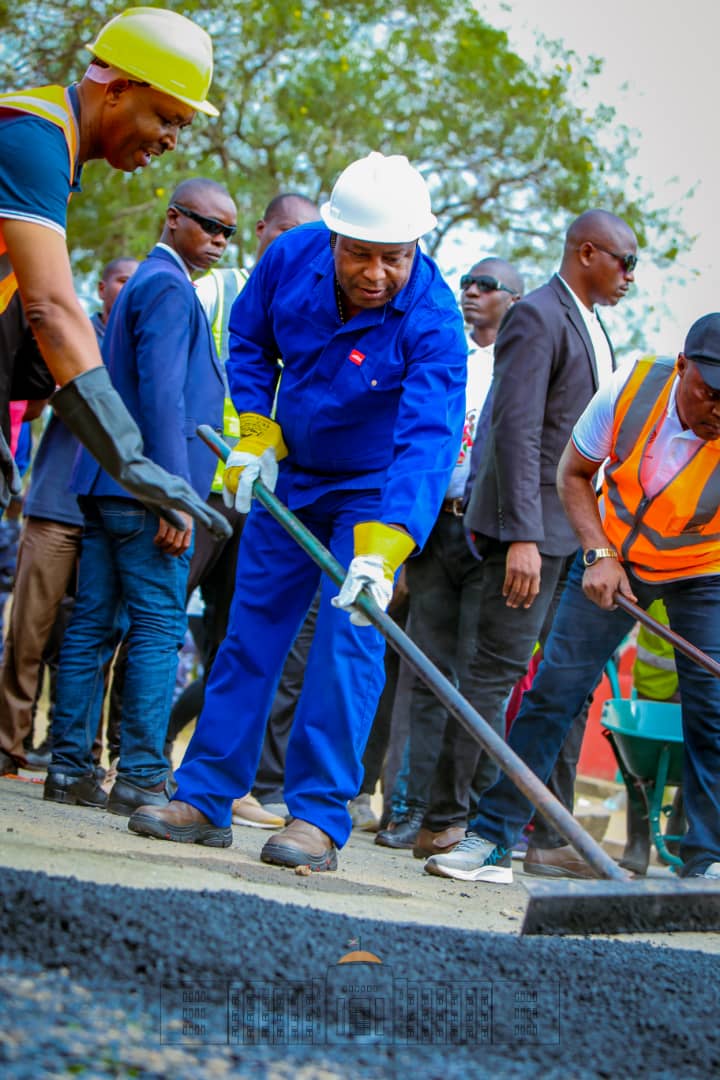 Le Président Evariste Ndayishimiye a officiellement lancé une campagne de réhabilitation du réseau routier Burundais