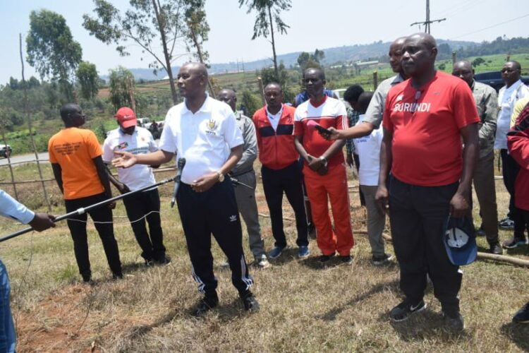 Le Vice-Président BAZOMBANZA s’associe à la population de Mwaro dans les travaux de développement communautaire sur le terrain du marché de bétail