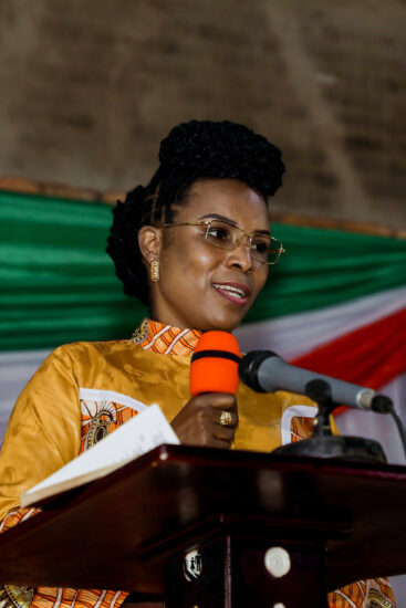 La Première Dame SE Angeline NDAYISHIMIYE exhorte les jeunes à éviter les convoitises inutiles et d’accepter leurs conditions de vie modeste