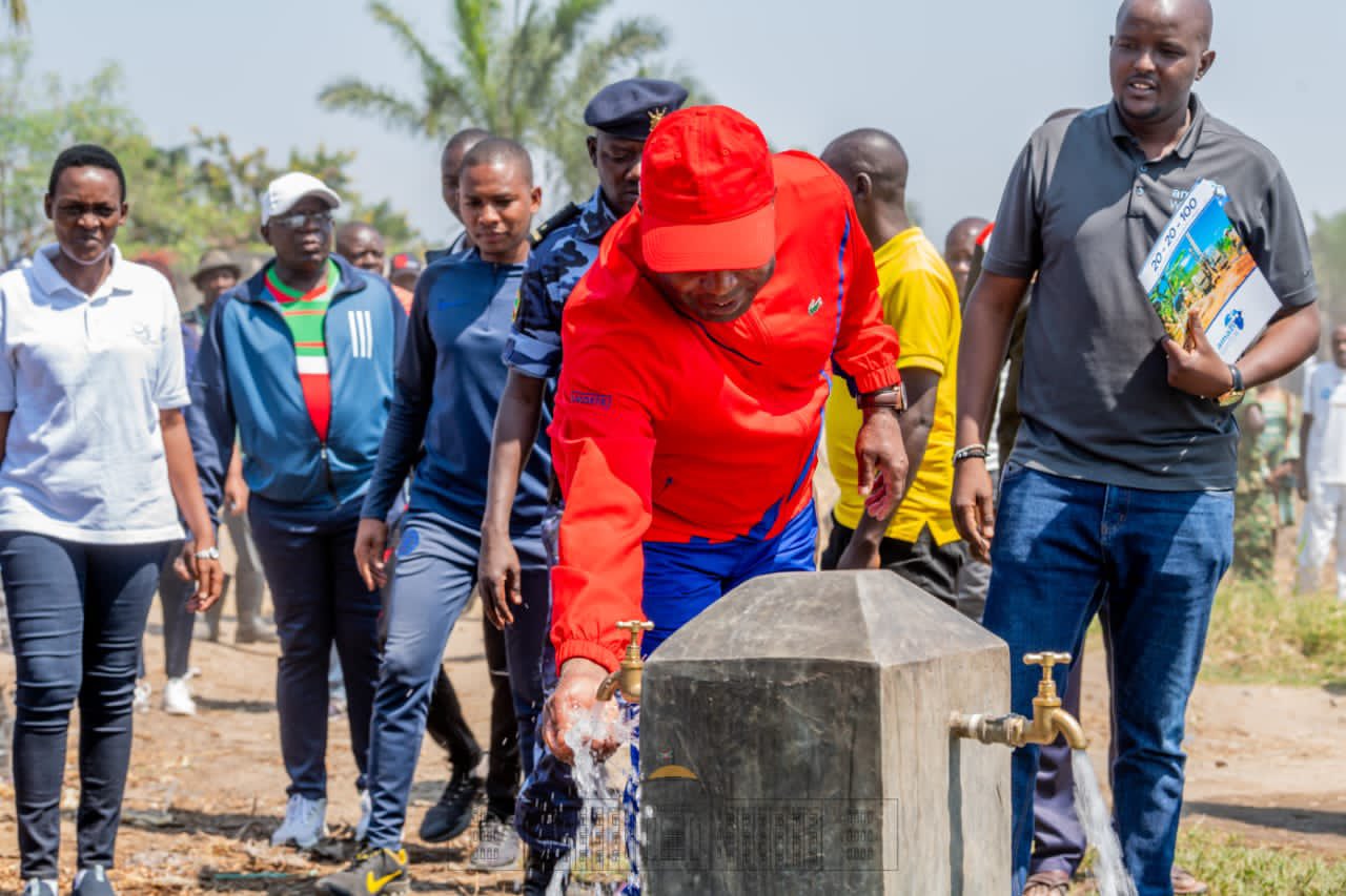 Le Chef de l’Etat visite le projet de forage d’eau potable exécuté par l’Organisation “Amazi Water” en Mairie de Bujumbura